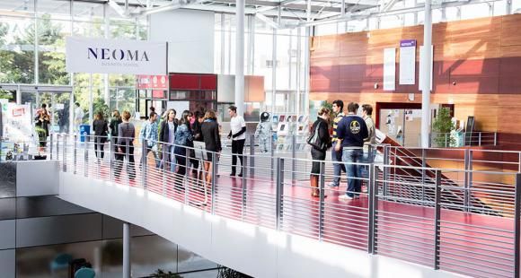 Un étudiant de NEOMA présente le parcours MSc International Finance