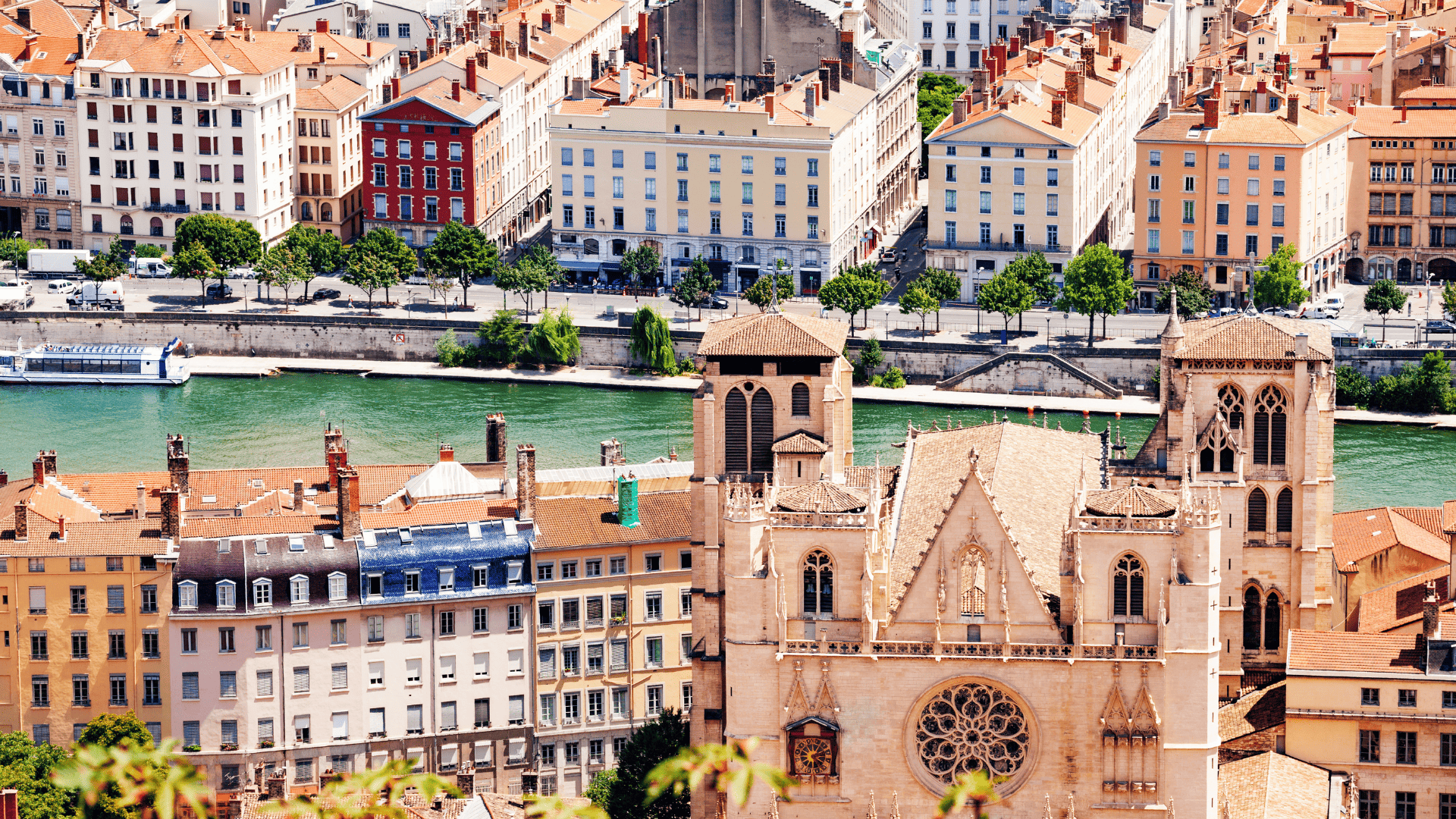 Étudier à Lyon : pourquoi choisir une école de commerce dans la capitale des gones ?