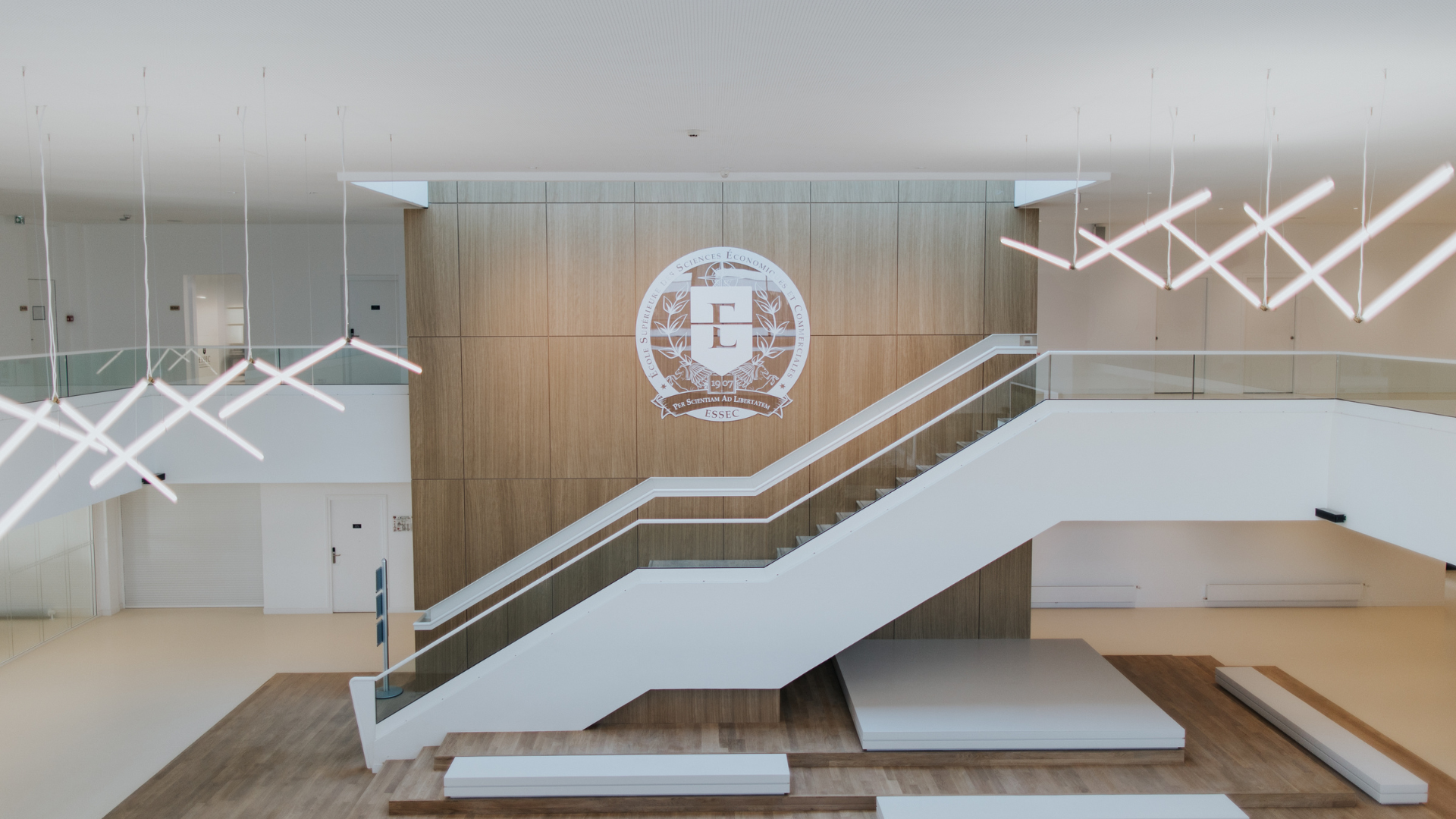 L’ESSEC Business School renouvelle son accréditation EQUIS pour 5 ans, confirmant son excellence académique