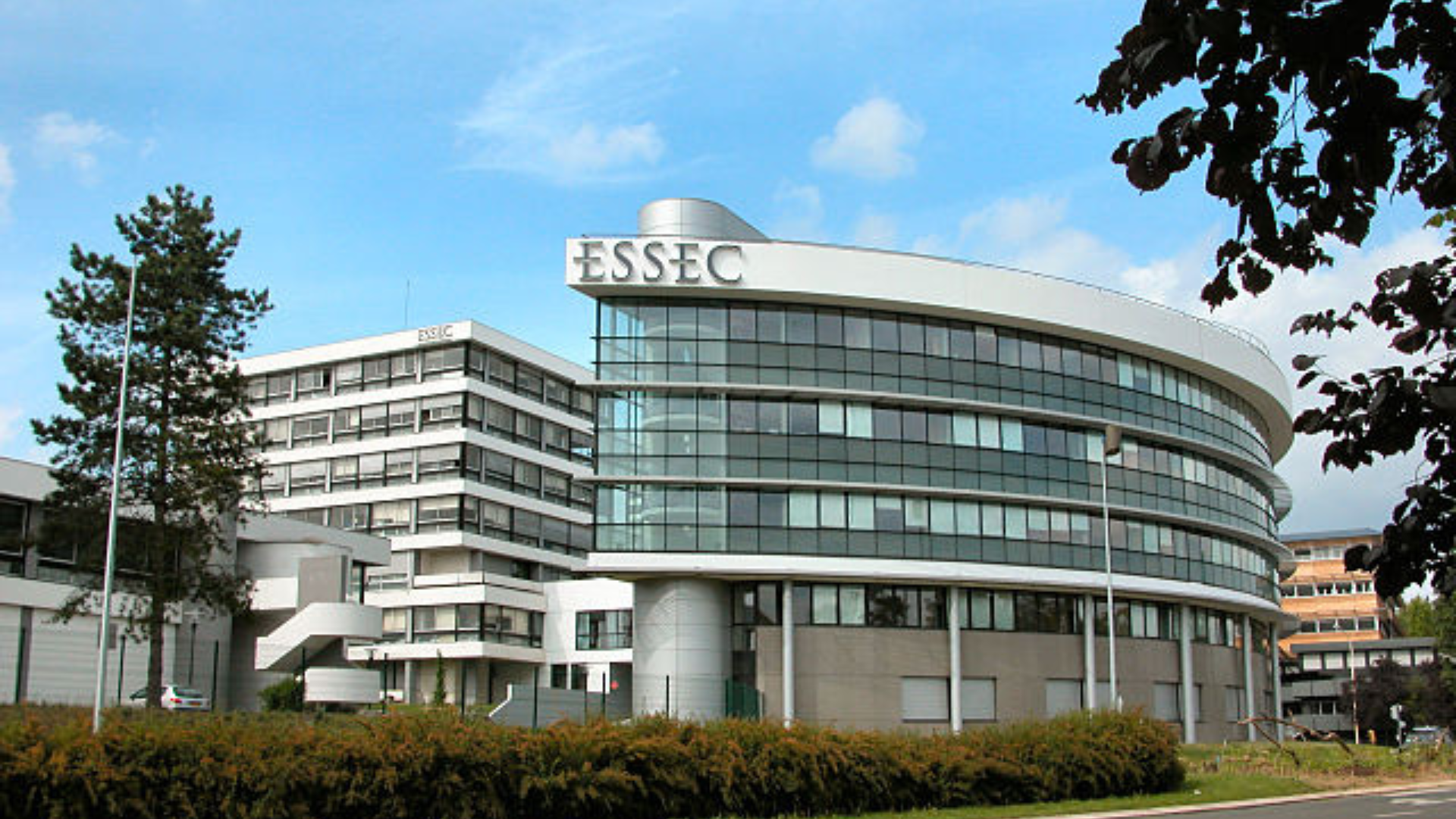 L’ESSEC Business School renouvelle son accréditation EQUIS pour 5 ans, confirmant son excellence académique